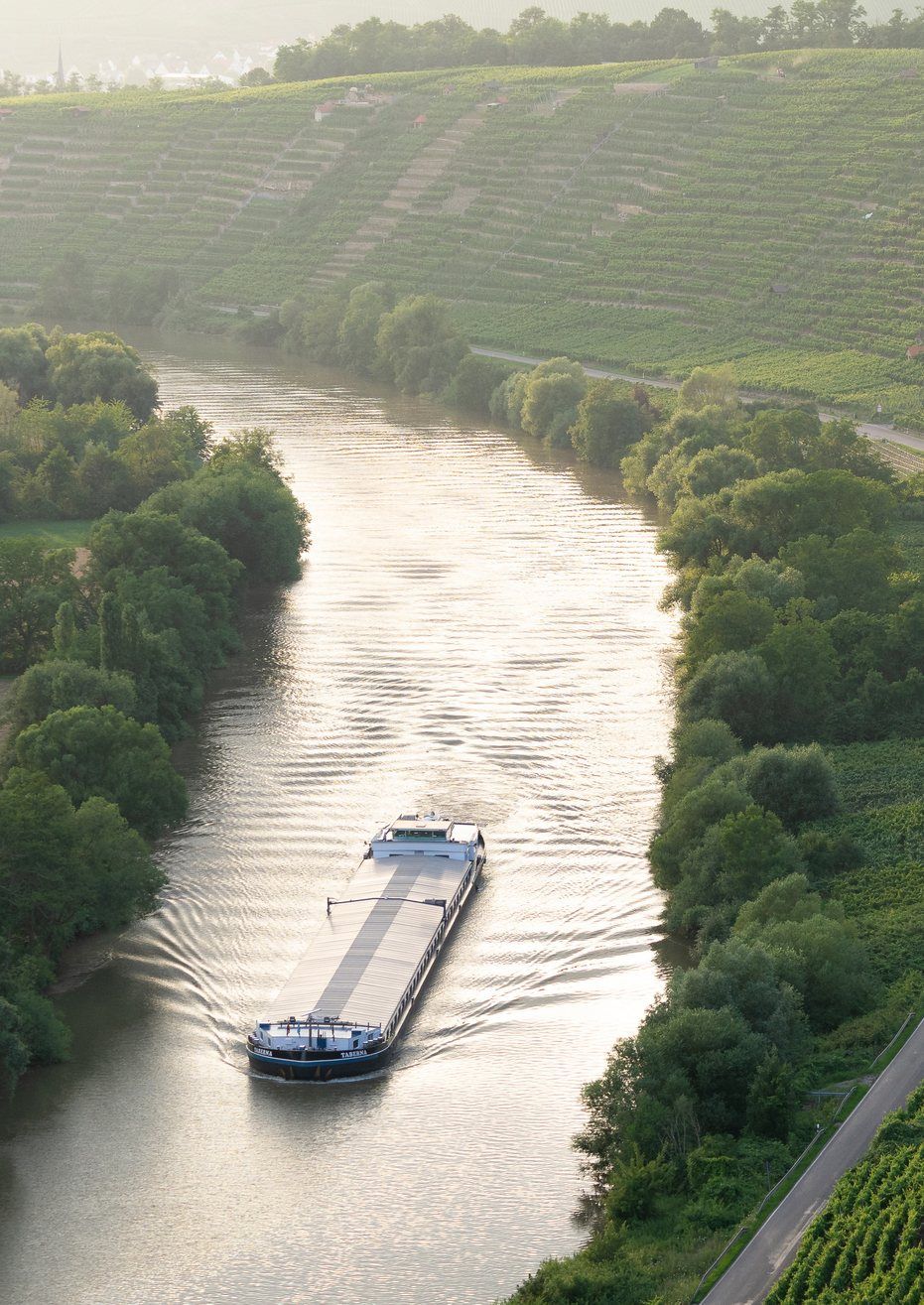 Frachtschiff auf dem Neckar unterhalb der Weinberge